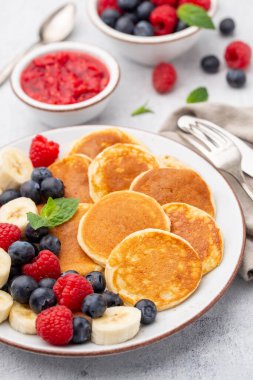 Badem unundan yapılmış keto diyeti krepleri, böğürtlenlerle servis edilir..