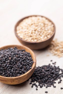 Tahta kasede beyaz susam ve siyah susam tohumu.