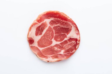 İtalyan prosciutto crudo. Beyaz arka planda soyutlanmış jambon..