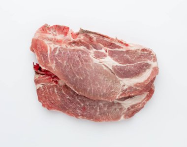 Beyaz arka plan üzerinde izole çiğ domuz eti dilimlenmiş.