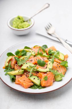 Avokadolu taze somon salatası, keto ve düşük karbonhidrat diyeti için. Paslı arkaplan, üst görünüm, kopyalama alanı.
