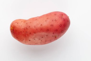 Kırmızı patates beyaz arkaplanda izole edildi.
