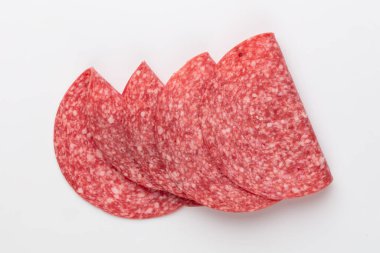 Beyaz arka planda izole edilmiş salam.