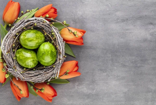 Lente Wenskaart Pasen Eieren Het Nest Lente Bloemen Tulpen — Stockfoto