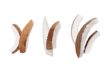 Beyaz arkaplanda izole edilmiş hindistan cevizi parçaları.