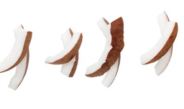 Beyaz arkaplanda izole edilmiş hindistan cevizi parçaları.