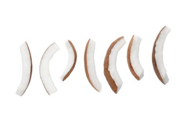 Beyaz arkaplanda izole edilmiş hindistan cevizi parçaları.