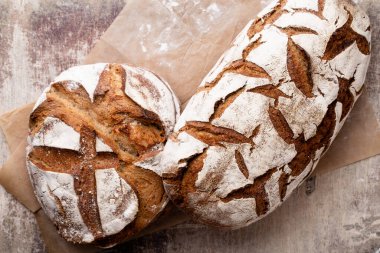 Ekmek arkaplan, üst görünüm, siyah ve çavdar somunları.