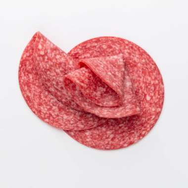 Beyaz arka planda izole edilmiş salam.