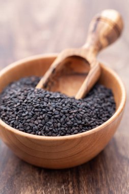 Tahta kasede biyolojik doğal siyah susam tohumları.