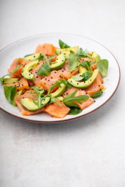 Avokadolu taze somon salatası, keto ve düşük karbonhidrat diyeti için. Paslı arkaplan, üst görünüm, kopyalama alanı.