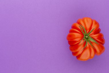 Renk arkaplanındaki domates.