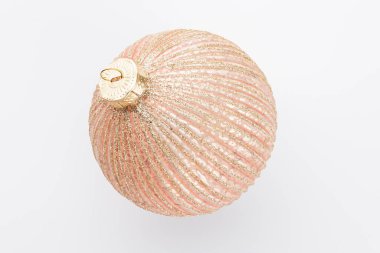 Beyaz arkaplanda izole edilmiş noel topları.