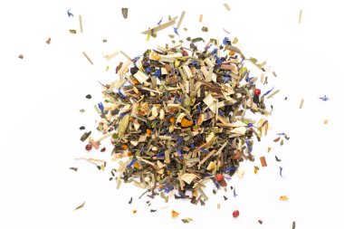 Beyaz arka planda bitki çayı. Meyve ve bitkisel, çay, zerdeçal, zencefil rengi üst görünüm. 