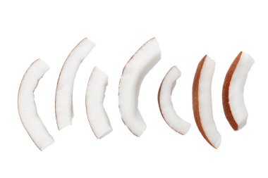 Beyaz arkaplanda izole edilmiş hindistan cevizi parçaları.