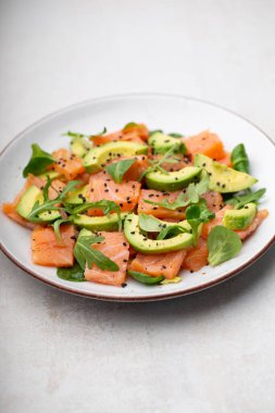 Avokadolu taze somon salatası, keto ve düşük karbonhidrat diyeti için. Paslı arkaplan, üst görünüm, kopyalama alanı.