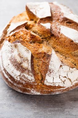 Koyu gri mutfak masasında taze pişmiş ekmek..