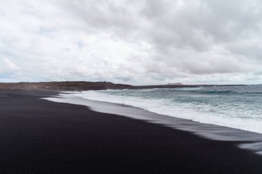 Lanzarote adasında güzel bir sahil. Etrafı volkanik dağlar, Atlantik Okyanusu ve harika plajlarla çevrili kumsal. Lanzarote. Kanarya Adaları 