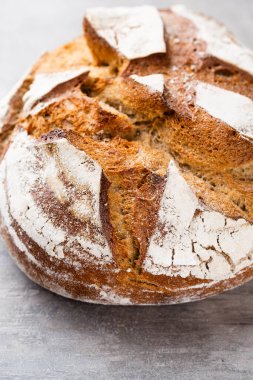 Koyu gri mutfak masasında taze pişmiş ekmek..