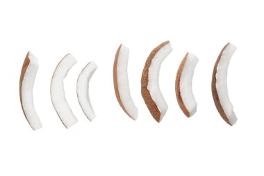 Beyaz arkaplanda izole edilmiş hindistan cevizi parçaları.