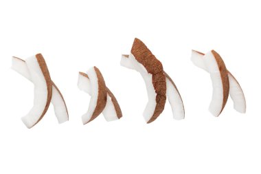 Beyaz arkaplanda izole edilmiş hindistan cevizi parçaları.