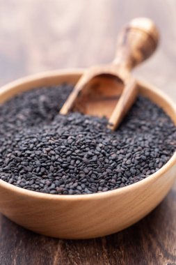 Tahta kasede biyolojik doğal siyah susam tohumları.