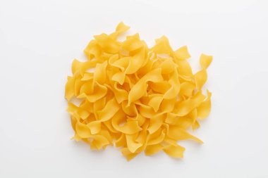 Beyaz arkaplanda makarna yığını.