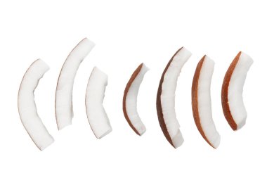 Beyaz arkaplanda izole edilmiş hindistan cevizi parçaları.