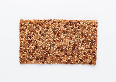 Beyaz arka planda izole edilmiş susamlı tuzlu kraker ve ayçiçeği tohumları..