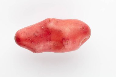 Kırmızı patates beyaz arkaplanda izole edildi.
