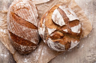 Ekmek arkaplan, üst görünüm, siyah ve çavdar somunları.