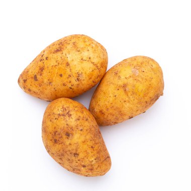 Beyaz arka planda izole edilmiş patatesler. Düz yatıyordu. Üst görünüm.