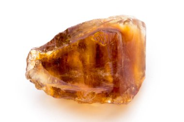 Kahverengi karamelli şeker küpü beyaz zemin üzerinde izole.