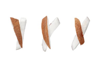 Beyaz arkaplanda izole edilmiş hindistan cevizi parçaları.