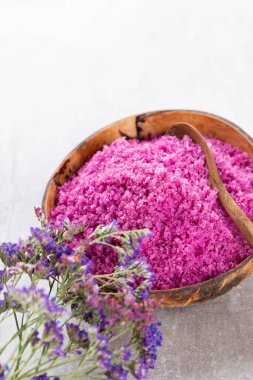 Doğal deniz tuzlu spa seti. Salon tedavisi daveti için spa konsepti veya şablonu. 