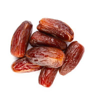 Kuru tarihler beyaz arkaplanda izole edilmiş. Üst Manzara. Düz uzanma deseni.