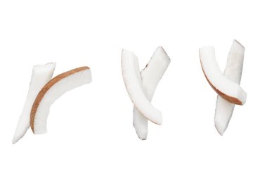 Beyaz arkaplanda izole edilmiş hindistan cevizi parçaları.