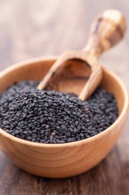 Tahta kasede biyolojik doğal siyah susam tohumları.