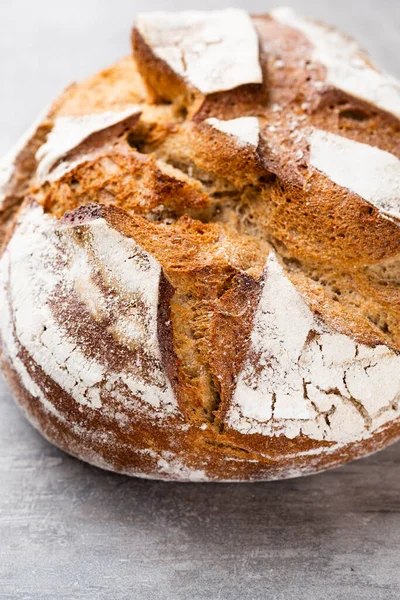 Koyu gri mutfak masasında taze pişmiş ekmek..