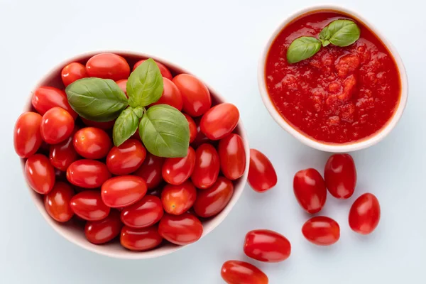 Pasta masasında taze domatesler. Domates arka planı, sağlıklı sebze ve fesleğen yaprakları..