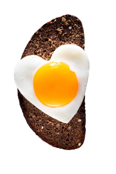 Kalp Şeklinde Bir Ekmek Diliminde Kızarmış Yumurta — Stok fotoğraf