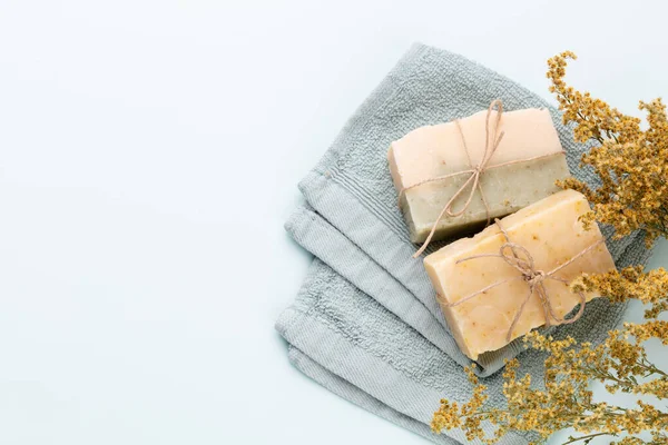 Pastel arka planda el yapımı doğal sabun..