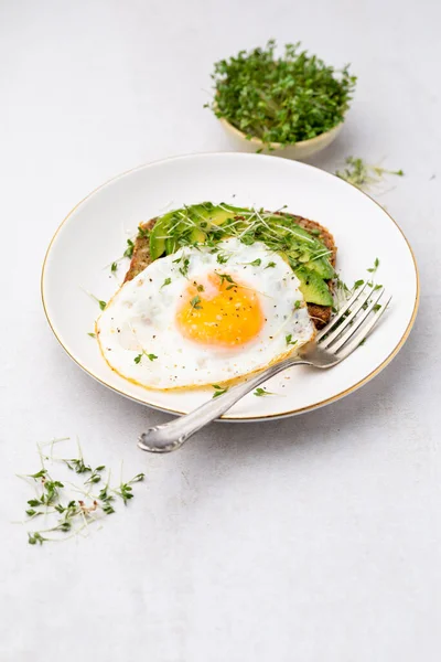 Petit Déjeuner Keto Oeuf Frit Avocat Pain Dans Une Assiette Images De Stock Libres De Droits