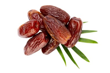 Kuru tarihler beyaz arkaplanda izole edilmiş. Üst Manzara. Düz uzanma deseni.