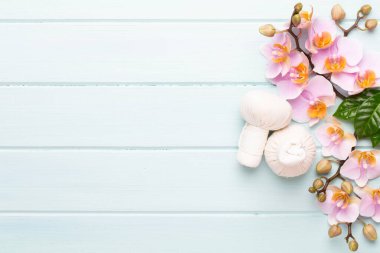 Spa aromaterapi arka planı, basit orkide çiçekleriyle süslenmiş çeşitli güzellik ürünleri..