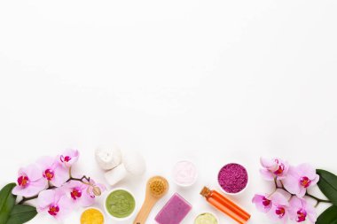 Spa aromaterapi kozmetik ürünler konsepti, orkide, bir metin için bir arkaplan, düz uzanma, yukarıdan görünüm.