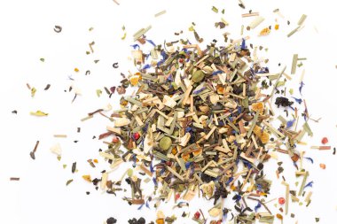 Beyaz arka planda bitki çayı. Meyve ve bitkisel, çay, zerdeçal, zencefil rengi üst görünüm. 