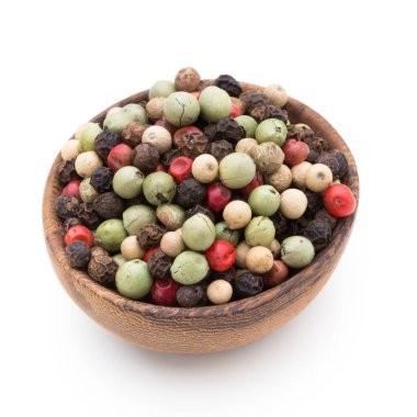 Beyaz arka planda kaşıkta biber tohumu.