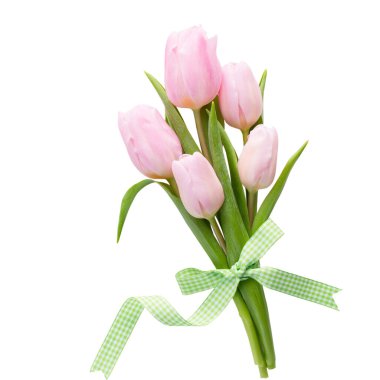 Taze Pembe Lale çiçek buketi raf ahşap duvar önünde.