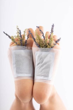 Detoks ayakları doğal bitkisel pedleri destekler.